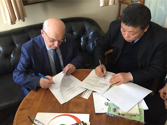 (10)集團(tuán)黨委書記、董事長韓霽昌與俄羅斯國立莫斯科大學(xué)土壤科學(xué)系系主任，教授，俄科學(xué)院通訊院士肖巴 謝爾蓋 阿列克謝爾維奇簽署合作協(xié)議.jpg