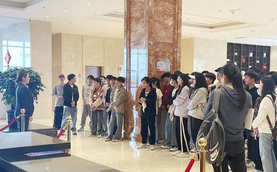 12日上午，南山花園精品酒店觀摩學(xué)習(xí)（地建酒店公司）.jpg